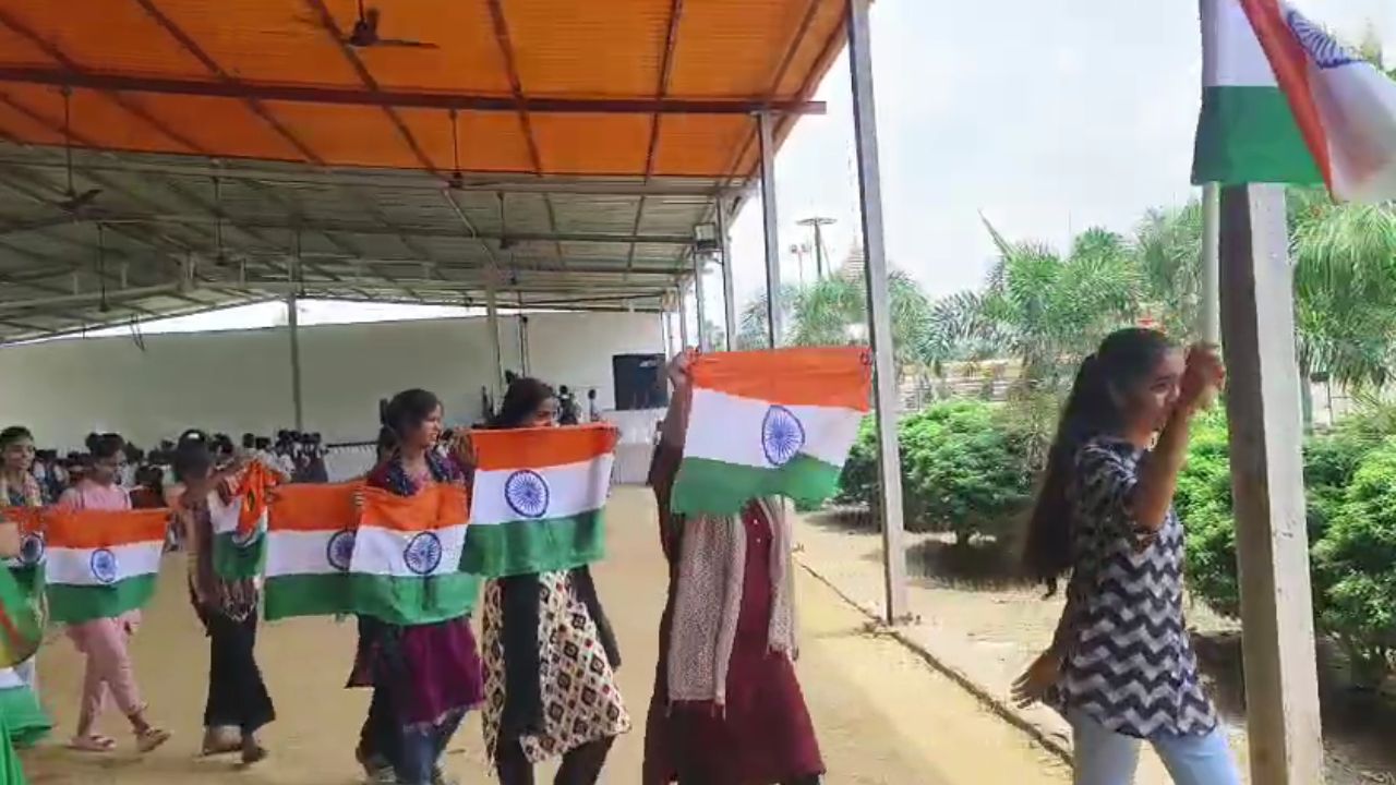 Gorakhpur News: खजनी में छात्रों का अनोखा तिरंगा मार्च… क्या आपने ऐसा पहले कभी देखा?