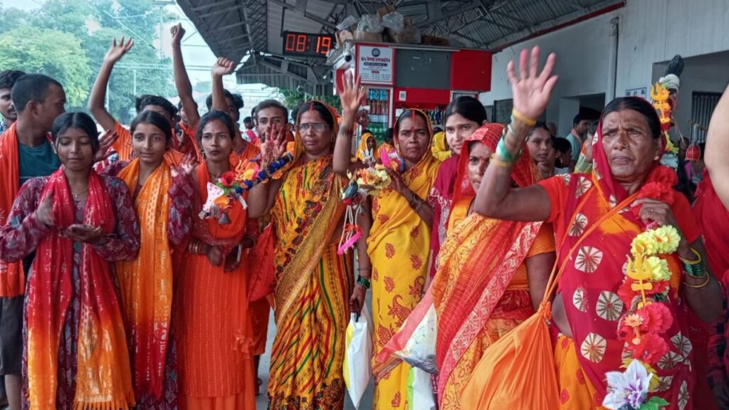 Kanwariyas left for Triveni Dham