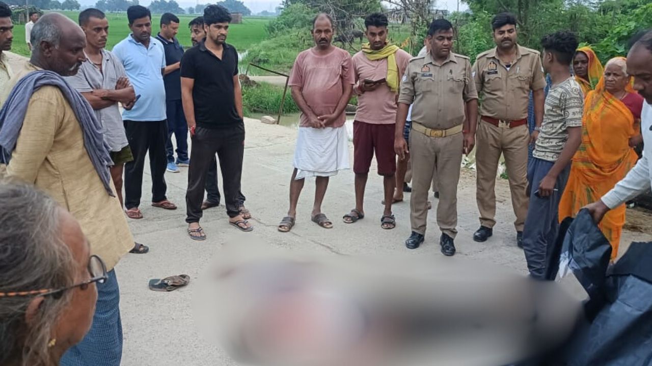 Accident In Sonbhdra: भारी बारिश से हुए गड्ढे में गिरने से बाइक सवार की दर्दनाक मौत, इलाके में मचा हड़कंप