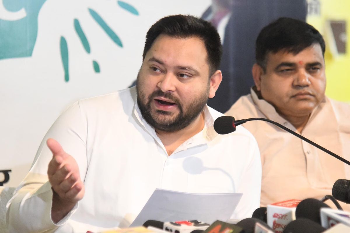 बिहार की सियासत में ‘डबल वोटर कार्ड’ की गूंज, डिप्टी DM विजय सिन्हा पर तेजस्वी का वार, SIR पर उठे सवाल बिहार की सियासत में ‘डबल वोटर कार्ड’ की गूंज, डिप्टी DM विजय सिन्हा पर तेजस्वी का वार, SIR पर उठे सवाल