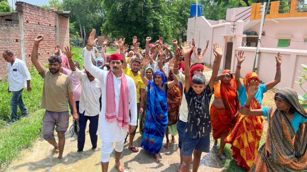 सड़क चार महीने से तालाब में तब्दील
