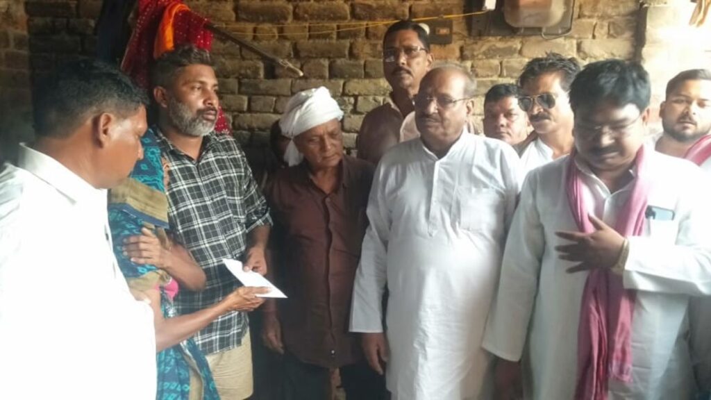 ग्रामीणों के बीच संवेदना व्यक्त करते पूर्व मंत्री सुशील टिबड़ेवाल और सपा पदाधिकारी