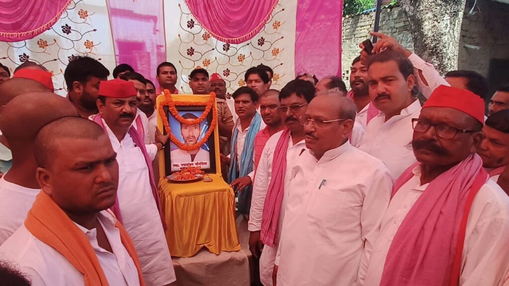 मृतक किसान के चित्र पर माल्यार्पण करते प्रदेश अध्यक्ष