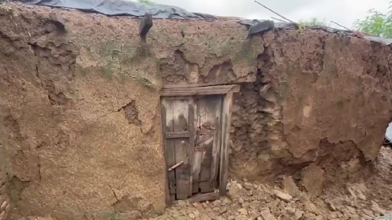मेरठ: तेज बारिश के चलते कच्ची छत गिरने से दहला इलाका, बुजुर्ग घायल, जानें कैसे हुआ हादसा? मेरठ: तेज बारिश के चलते कच्ची छत गिरने से दहला इलाका, बुजुर्ग घायल, जानें कैसे हुआ हादसा?