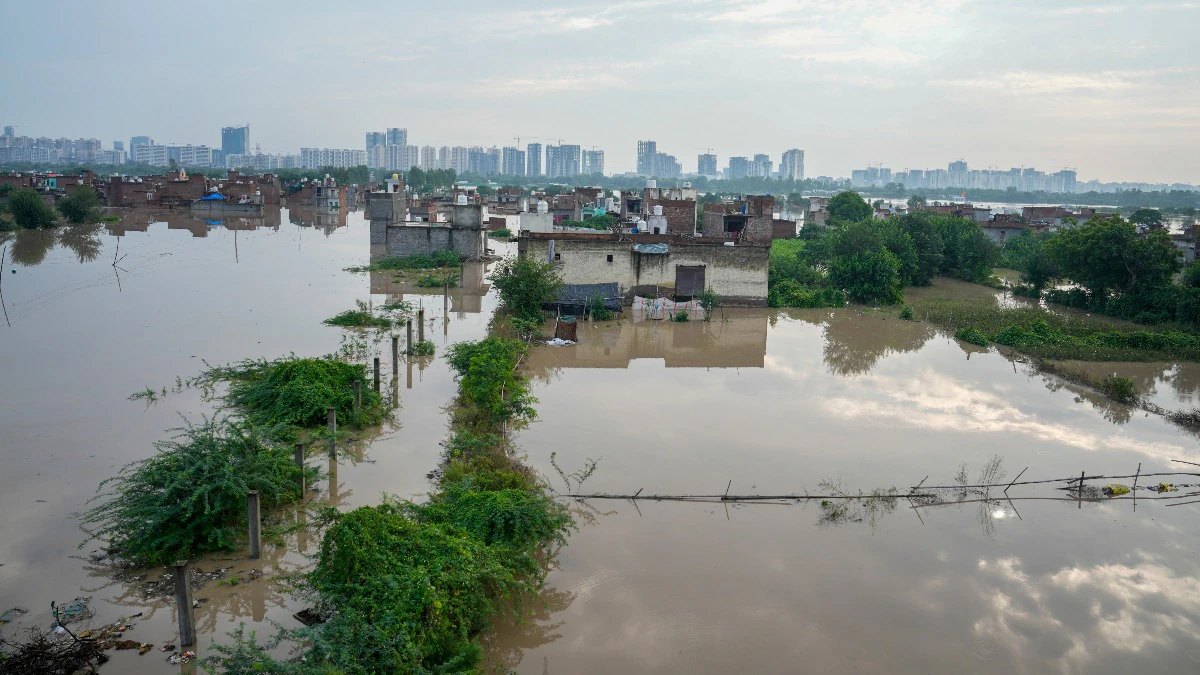 Flood in UP: मथुरा-वृंदावन में तबाही का साया, 13 गांव जलमग्न; हालात कहां तक बिगड़ेंगे?