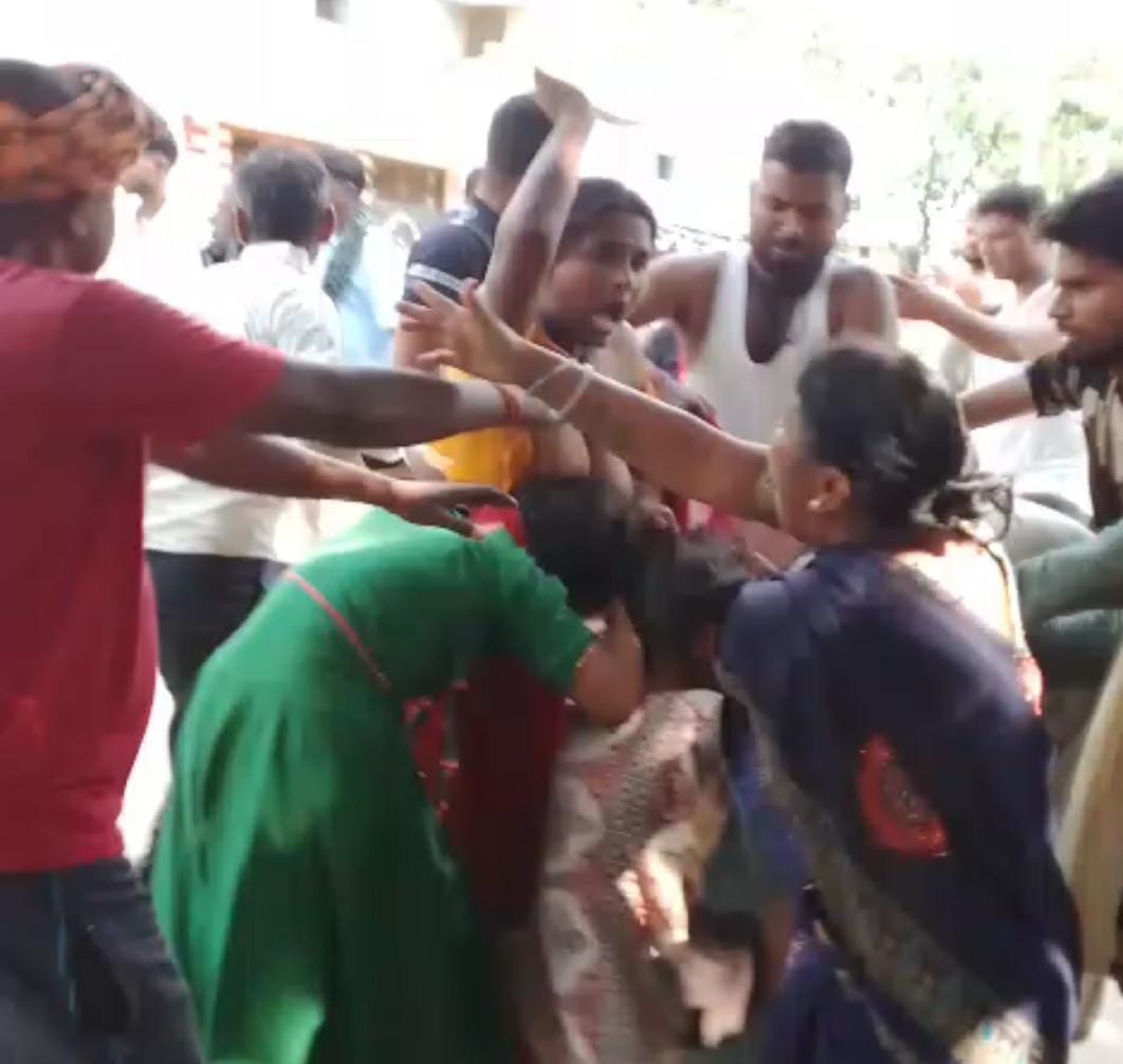 Maharajganj Dispute: चौक में जमीन विवाद ने लिया खूनी रूप, कई लोग घायल, वीडियो वायरल