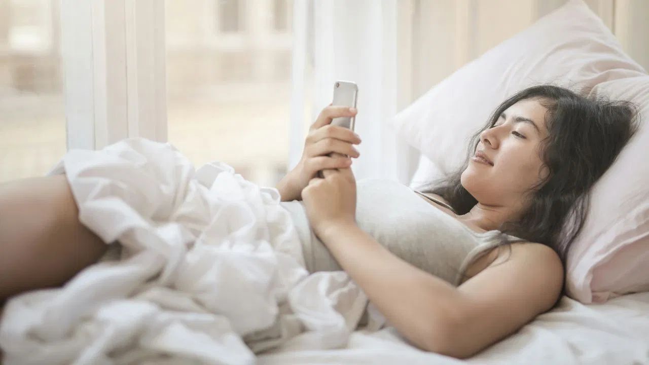 सुबह उठते ही मोबाइल देखने की आदत पड़ सकती है भारी, यहां जानें कैसे