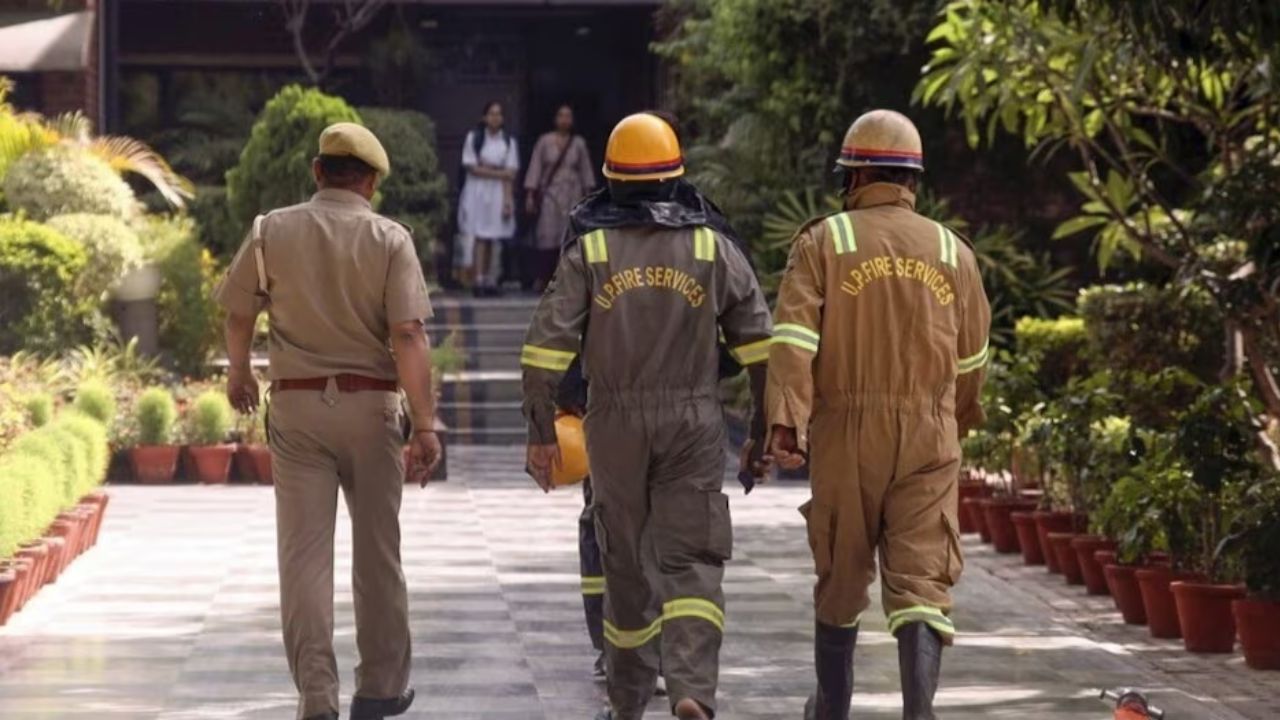 बम की धमकी से हड़कंप: दिल्ली के कई स्कूलों में जांच जारी, पुलिस ने जारी किया सर्च ऑपरेशन