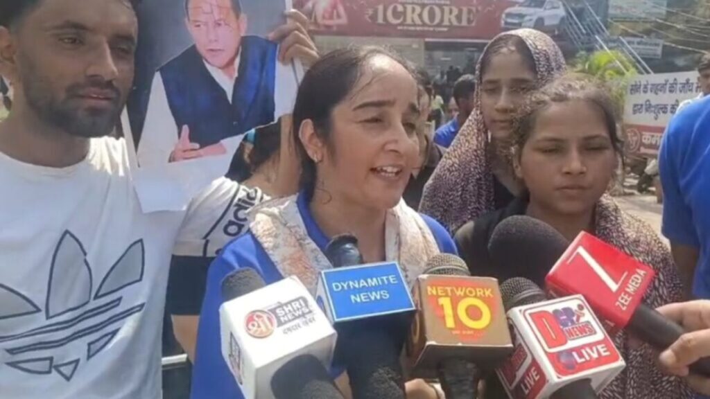नकल माफिया पर शिकंजा कसने की मांग