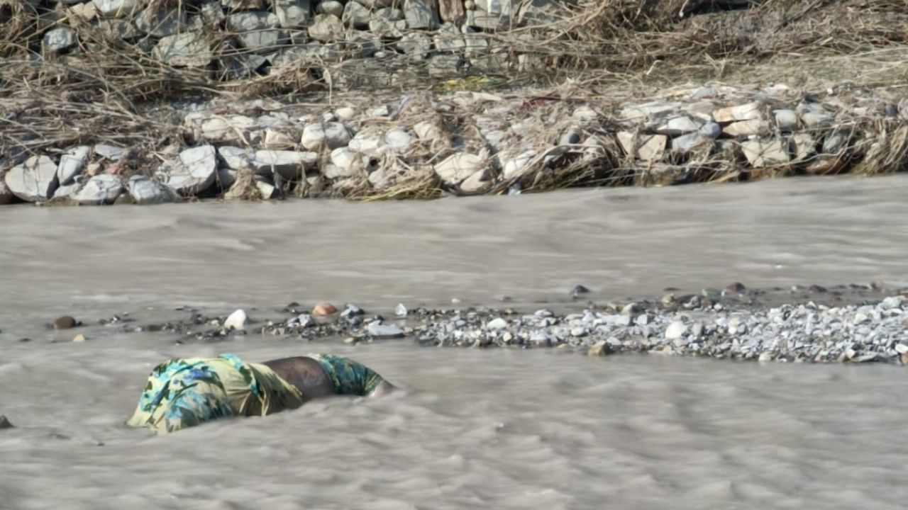 Dehradun: डोईवाला के जाखन नदी से मिला महिला का शव, हत्या की आशंका में जांच में जुटी पुलिस