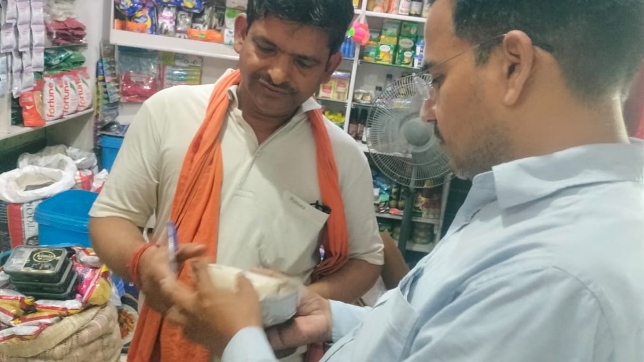 Deoria News: मिलावटखोरों की खैर नहीं! त्योहारों के मौसम में खाद्य विभाग का चला डंडा