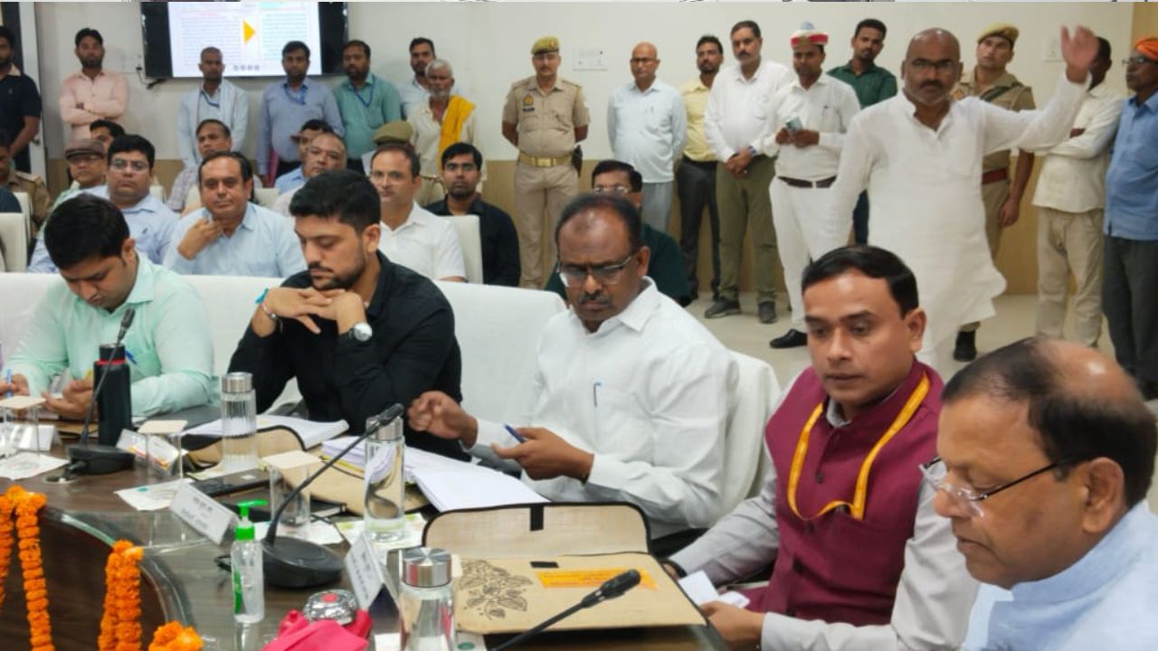 निगरानी समिति ‘दिशा’ की बैठक में तीनो मंडी सचिव गायब, केंद्रीय मंत्री भड़के, डीएम को दिया ये आदेश