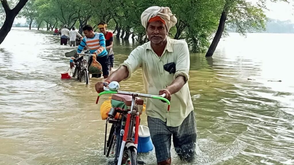 People are troubled due to waterlogging in villages
