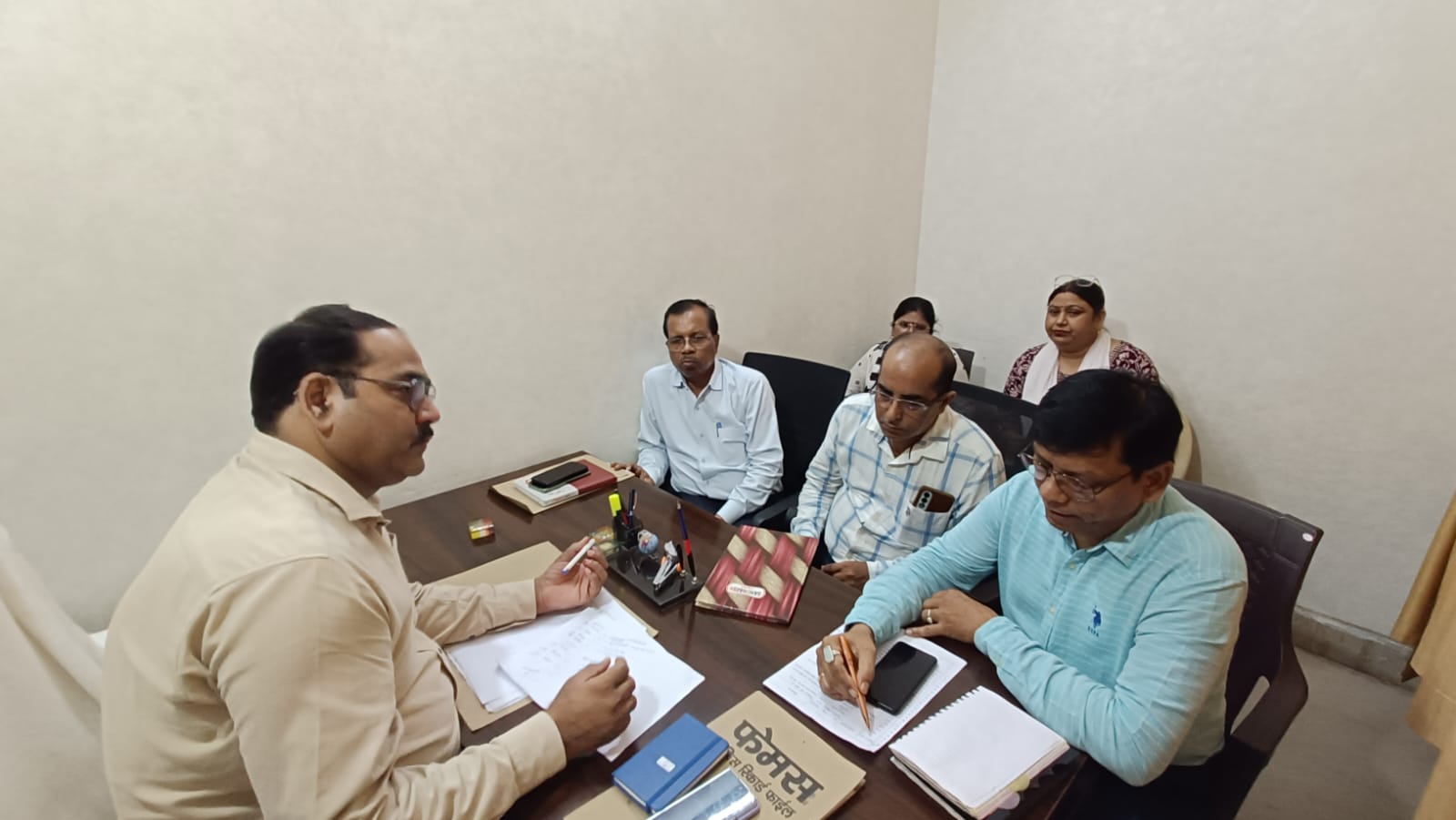 गोरखपुर: मतदाता सूची पर सख्त निरीक्षण, ईआरओ ने बीएलओ को दी ये चेतावनी गोरखपुर: मतदाता सूची पर सख्त निरीक्षण, ईआरओ ने बीएलओ को दी ये चेतावनी