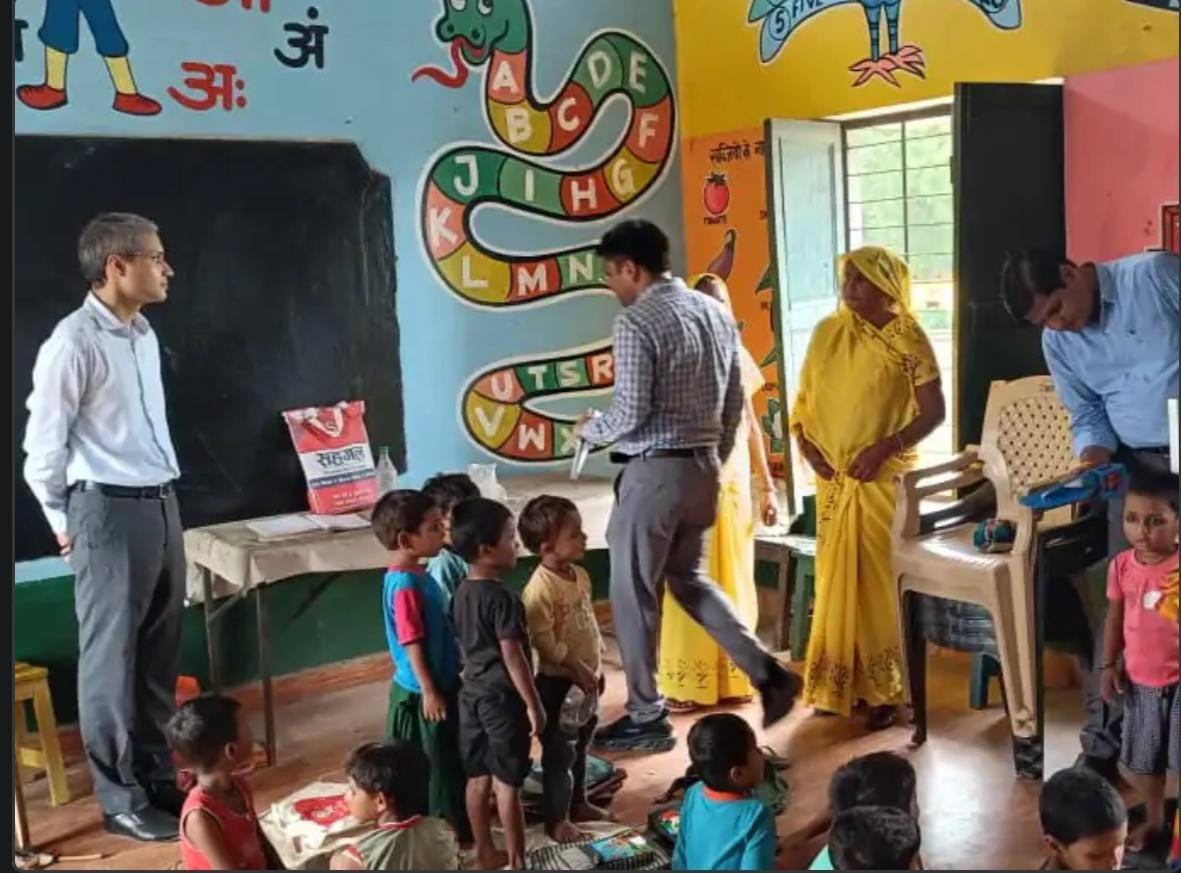 Fatehpur DM अचानक पहुंचे प्राथमिक विद्यालय; इस बात पर जताई नाराजगी