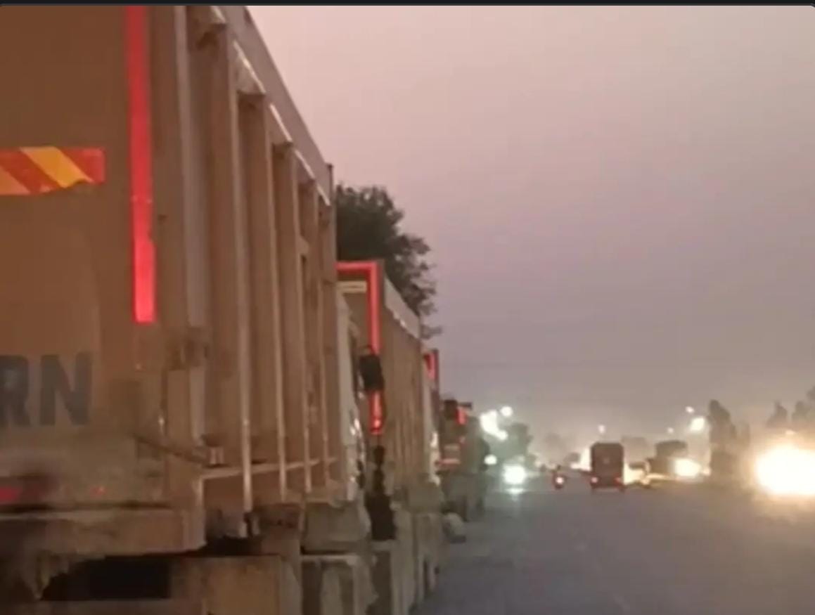 Fatehpur News: हाईवे पर खड़े वाहन बने हादसों की वजह, प्रशासन की अनदेखी से बढ़ रहा खतरा