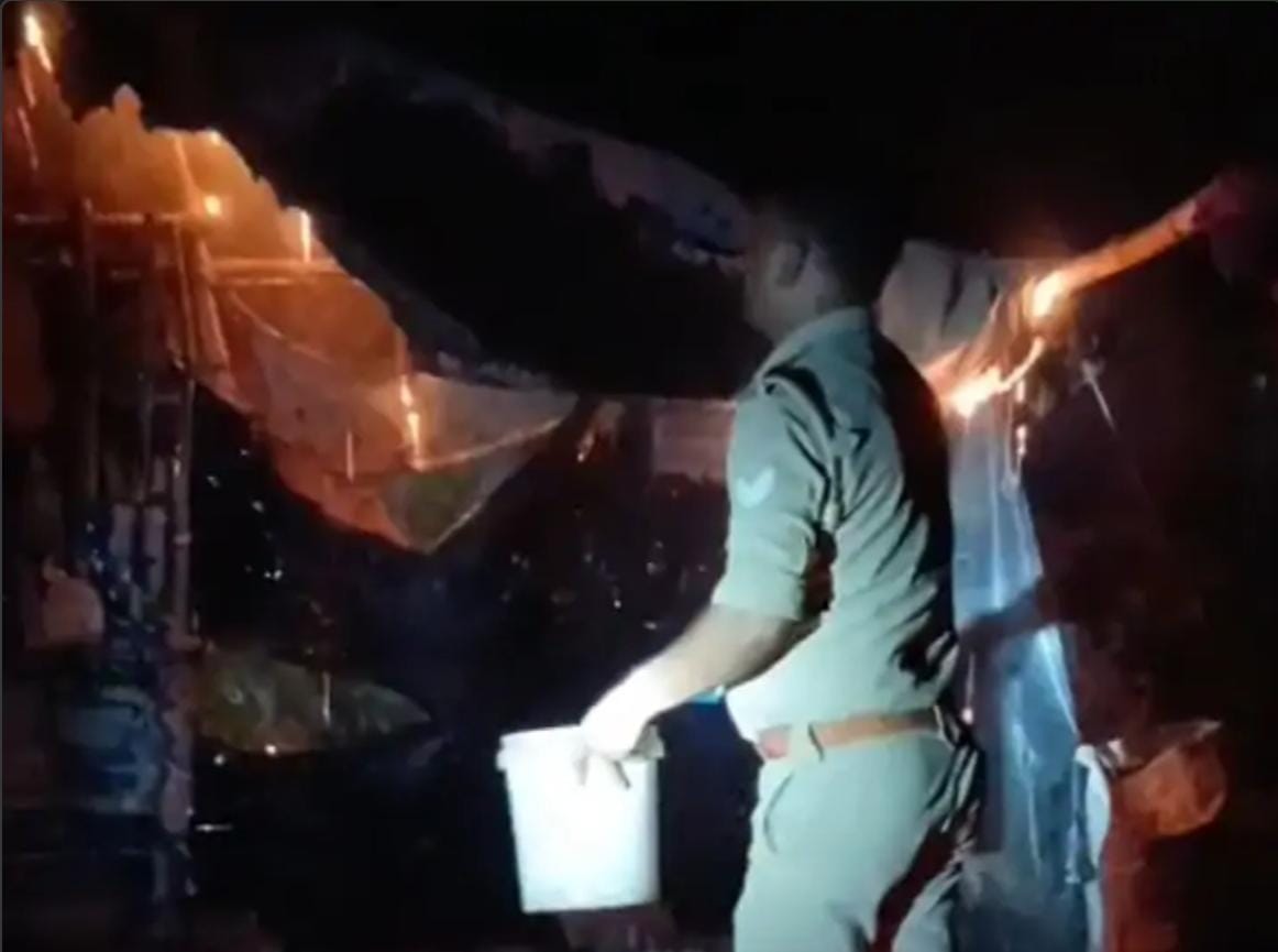 Fatehpur News: सिपाही ने दिखाया साहस, आग के तांडव में घुसकर बचाई गरीब परिवार की जिंदगी