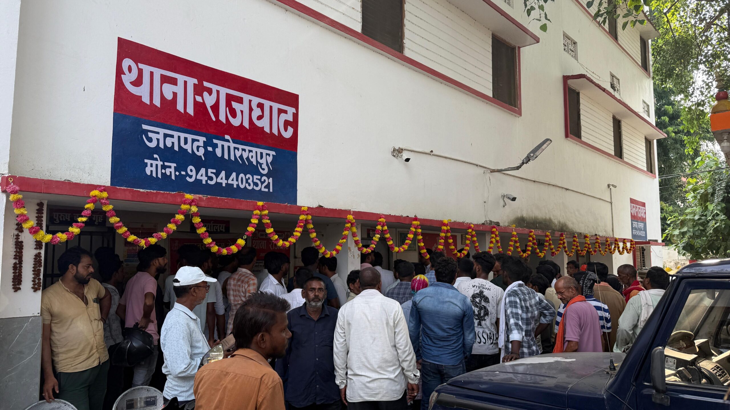 गोरखपुर में पार्षद पर सुपरवाइजर की पिटाई का लगा आरोप, सफाई कर्मियों ने कामकाज ठप कर थाने का घेराव