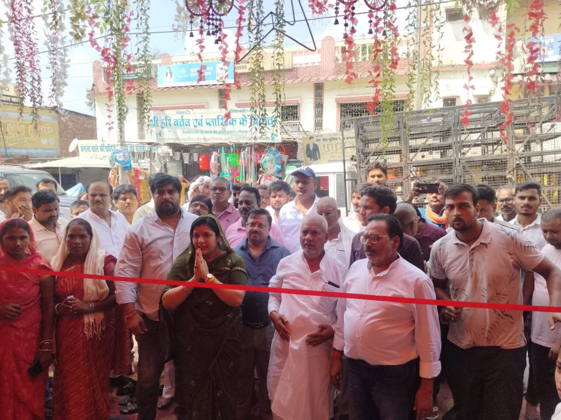 गोरखपुर: शारदीय नवरात्र पर खजनी में भक्तिमय माहौल, ब्लाक प्रमुख ने की पूजन-अर्चना