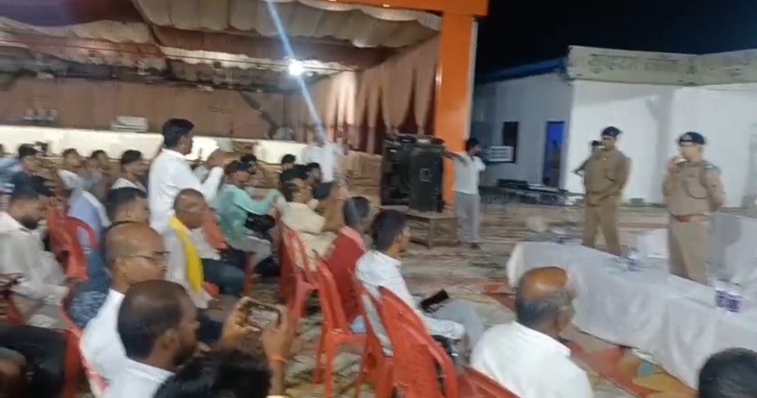 गोरखपुर : गोला उपनगर में पुलिस कप्तान ने पर्वों की तैयारियों का लिया जायजा, दिया ये दिशा-निर्देश