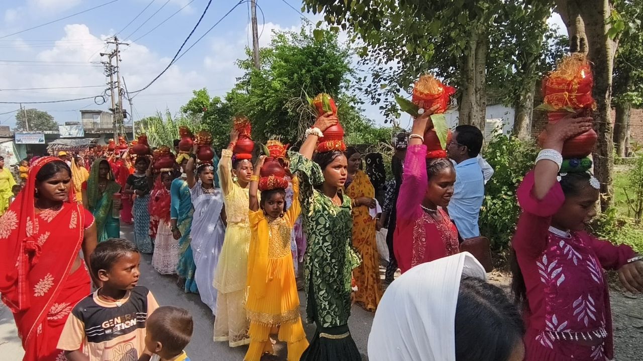 Dehradun: 131 बालिकाओं ने सिर पर उठाए कलश, डोईवाला में नवरात्रि की धूमधाम से निकली भव्य यात्रा!