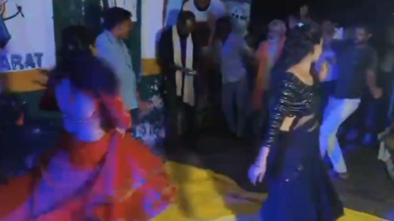 शिक्षा के मंदिर में अश्लील डांस का मंच, प्रधान पति समेत गांव वाले थिरके बारबालाओं संग