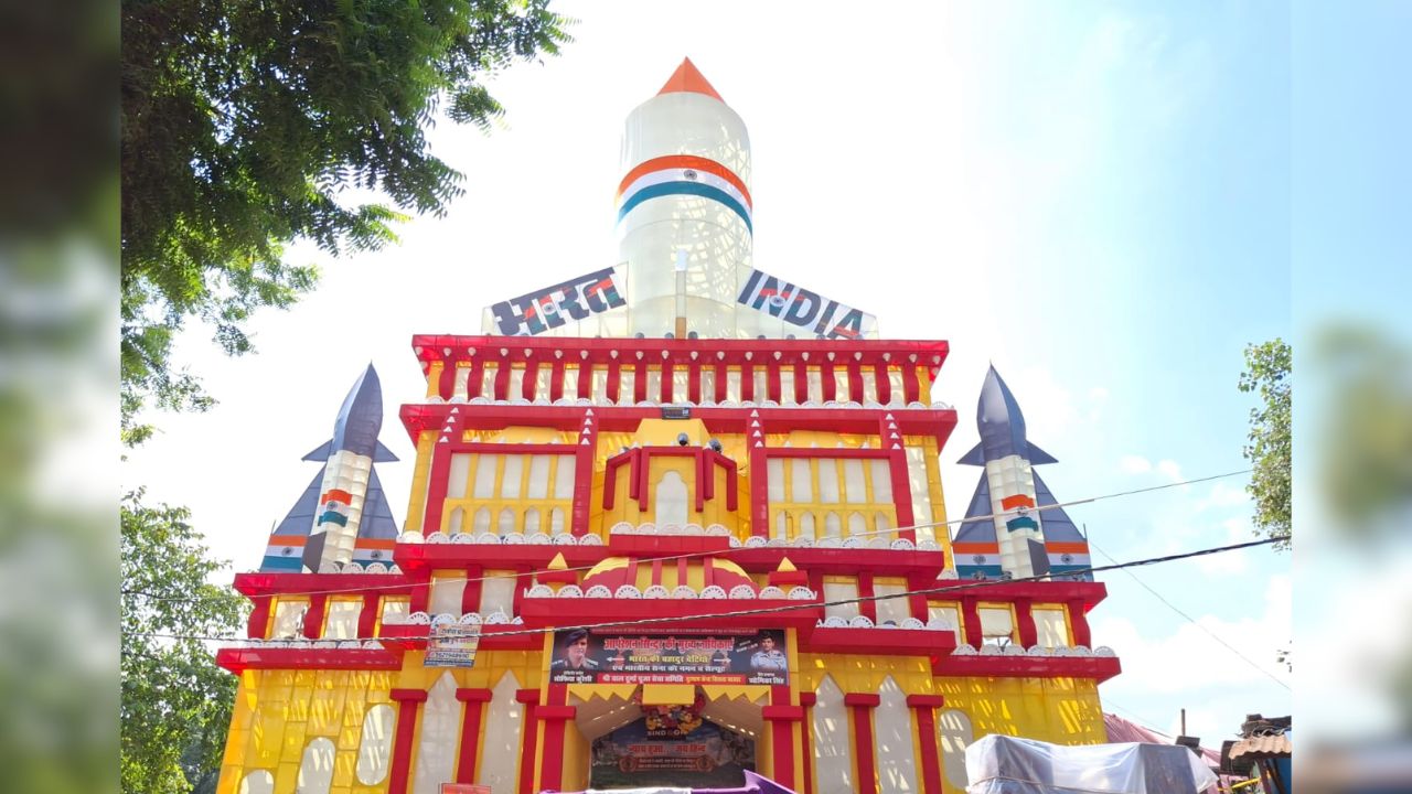 ऑपरेशन सिंदूर’ की थीम पर सज रहा भव्य पंडाल, दुर्गा पूजा में भारत की शक्ति और पर्यावरण का दिया संदेश