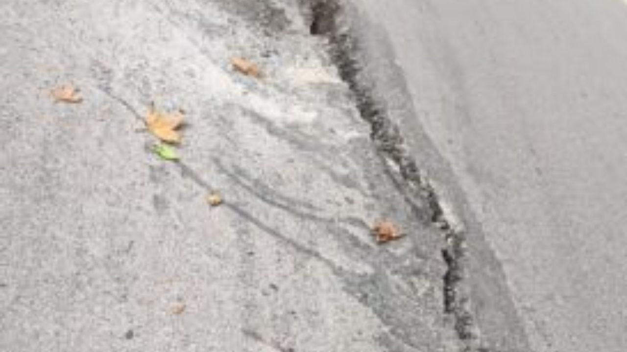 नैनीताल की लोअर मॉल रोड बंद; सड़क धंसने से खतरा गहराया, ट्रैफिक डायवर्ट