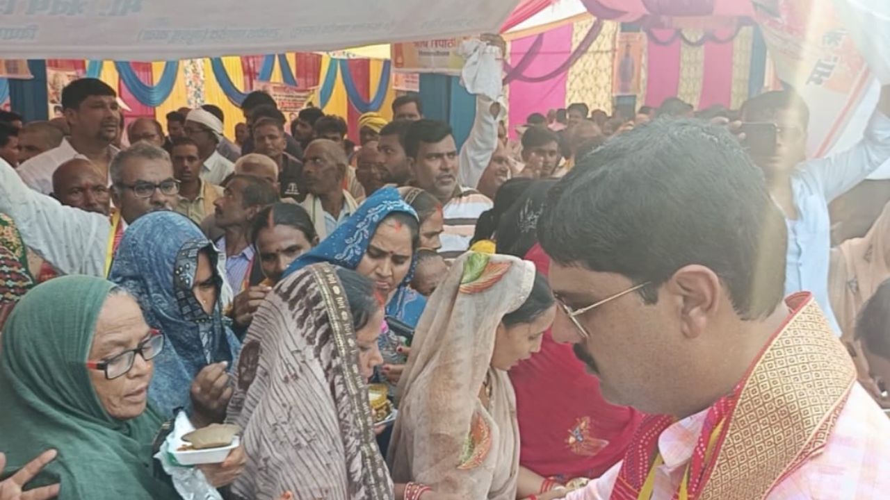 Maharajganj News: नौतनवा विधायक ऋषि त्रिपाठी ने किया फलाहार कार्यक्रम का आयोजन, उमड़ी लोगों की भीड़