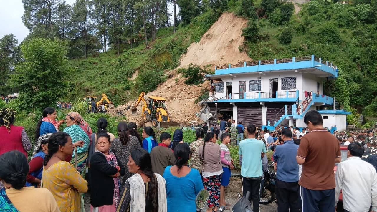 पिथौरागढ़ में सुबह-सुबह पहाड़ी दरकी, मकान मलबे में समाया, दहशत में ग्रामीण