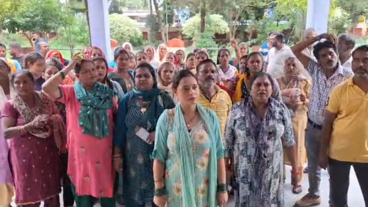 Dehradun: ग्राम पंचायत एटन बाग की महिलाओं का तहसील पर प्रदर्शन, पुलिस की तानाशाही पर उठाए सवाल