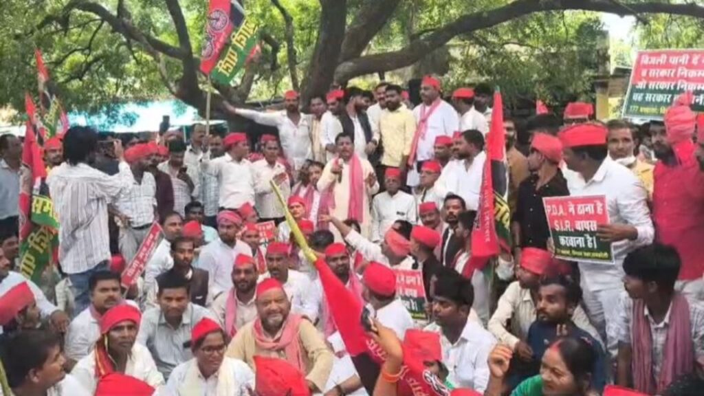 रायबरेली में किसानों की समस्याओं को लेकर जोरदार प्रदर्शन