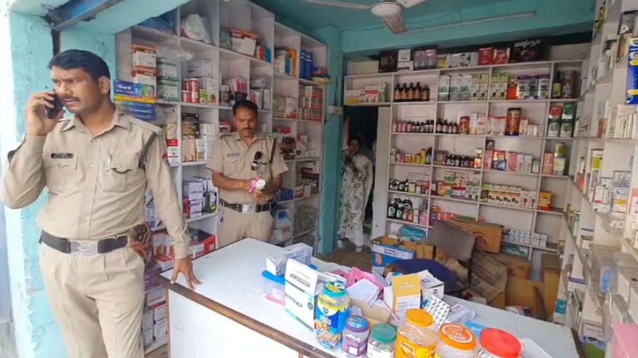 औषधि विभाग की कड़ी कार्रवाई; रामनगर में बिना लाइसेंस दवा बेचने वाले मेडिकल स्टोर पर छापा, दुकान सील