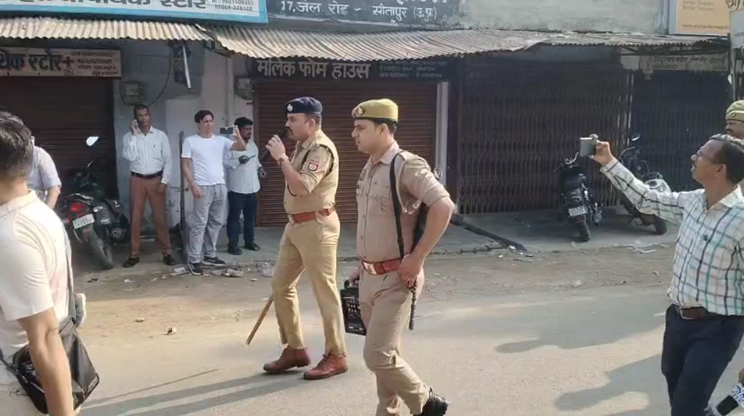 Azam Khan News: आजम खां से मिलने पहुंचे कार्यकर्ताओं पर पुलिस की कार्रवाई, धारा 144 के तहत हटाए गए लोग