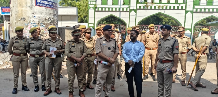 नमाज से पहले रायबरेली पुलिस अलर्ट, किया पैदल गश्त