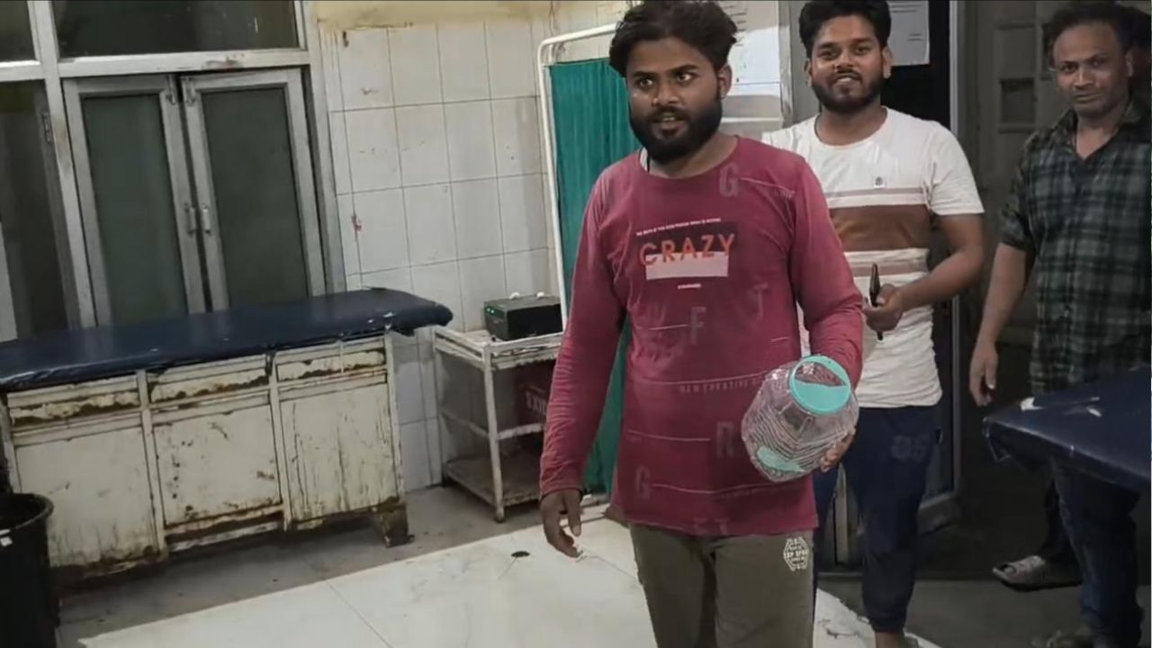 अस्पताल में मची अफरा-तफरी; शख्स ने डॉक्टर की टेबल पर रख दिया सांप, जानें क्यों किया ऐसा