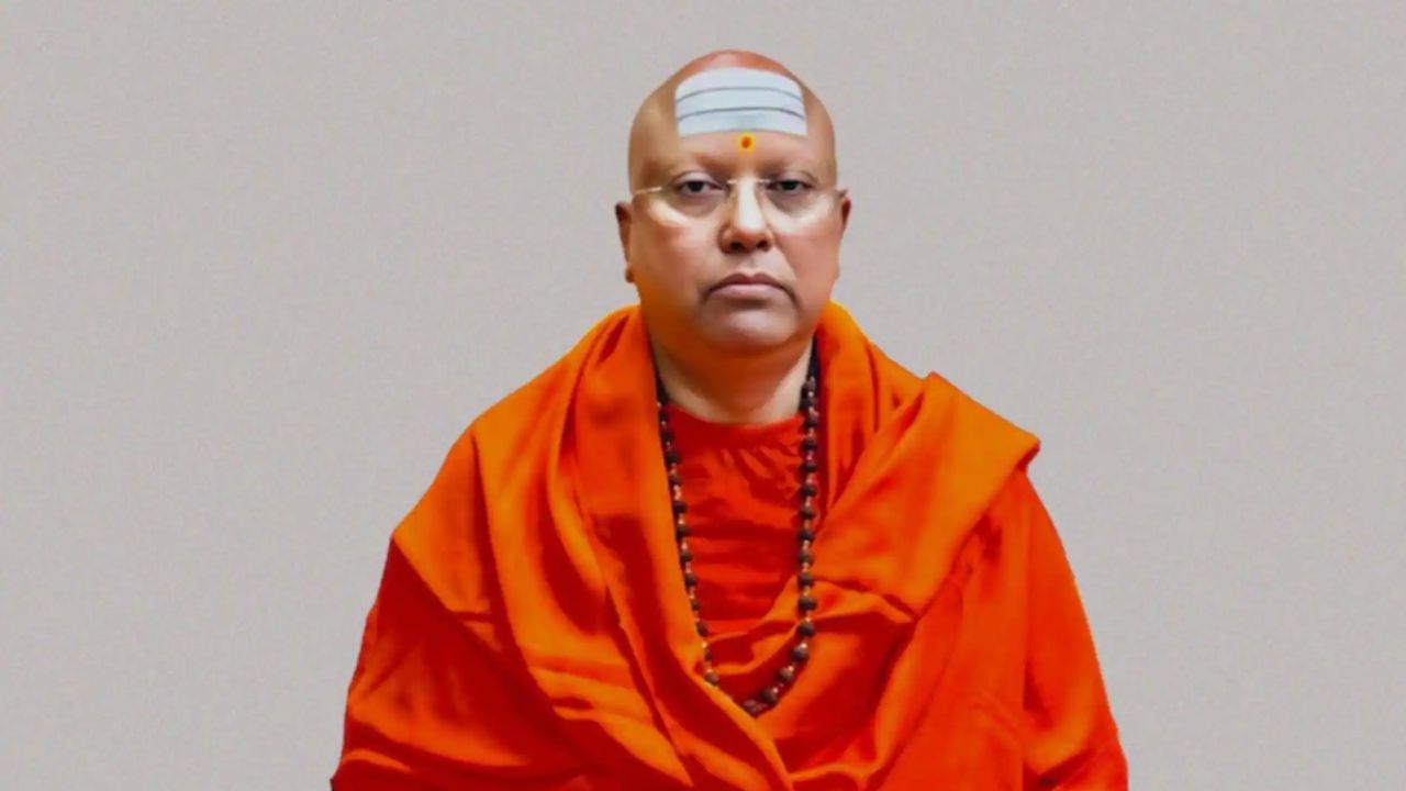 दिल्ली में आश्रम कांड: पुलिस की दबिश जारी, स्वामी चैतन्यानंद की तलाश में यूपी पुलिस भी शामिल; जानें पूरा मामला