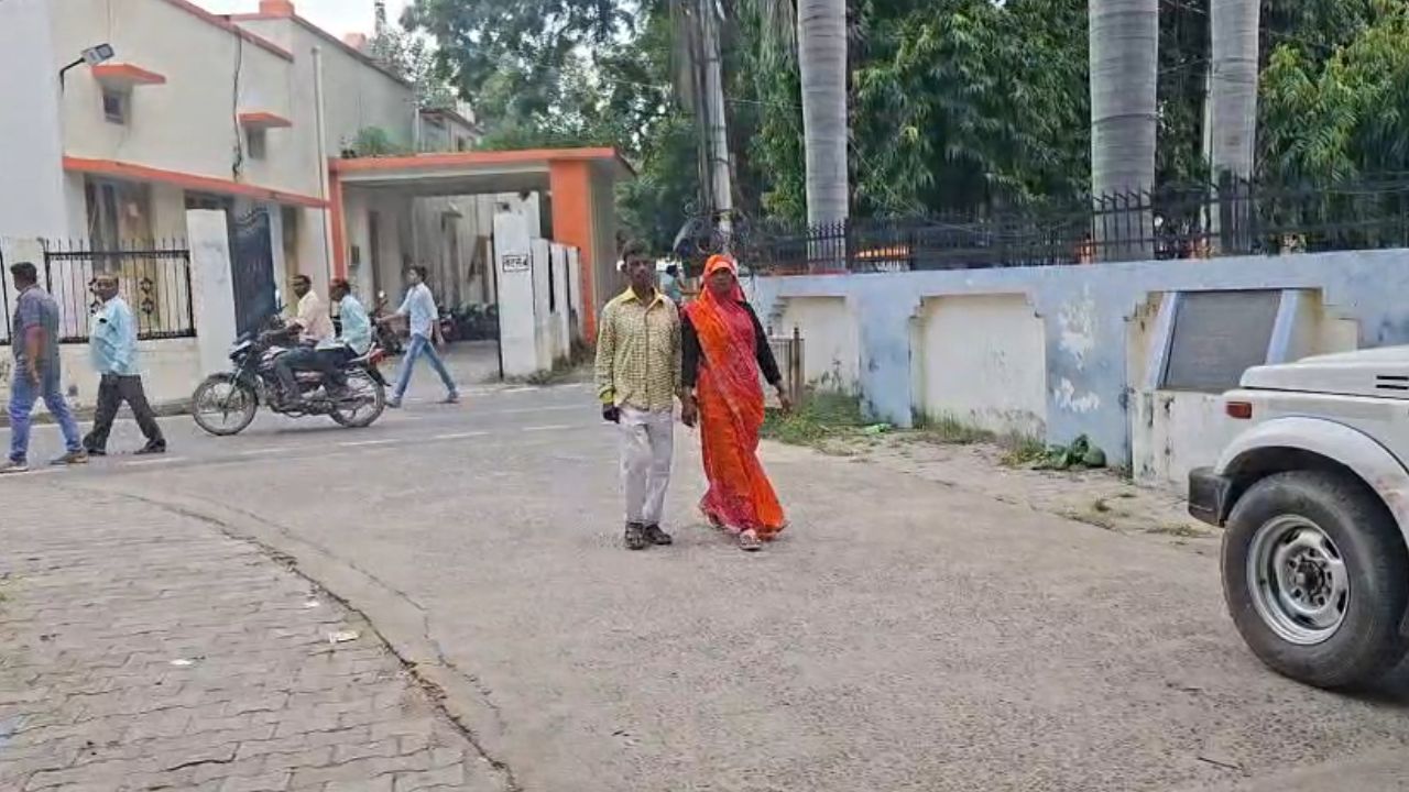 Mainpuri News: दबंगों ने दलित महिला से आम रास्ता पर लगवाई झाड़ू, घटना सीसीटीवी कैमरे में कैद Mainpuri News: दबंगों ने दलित महिला से आम रास्ता पर लगवाई झाड़ू, घटना सीसीटीवी कैमरे में कैद