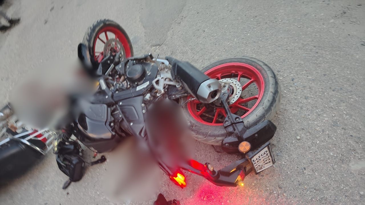 चमोली में भीषण सड़क दुर्घटना: पिकअप लोडर से टकराई बाइक, एक गंभीर घायल