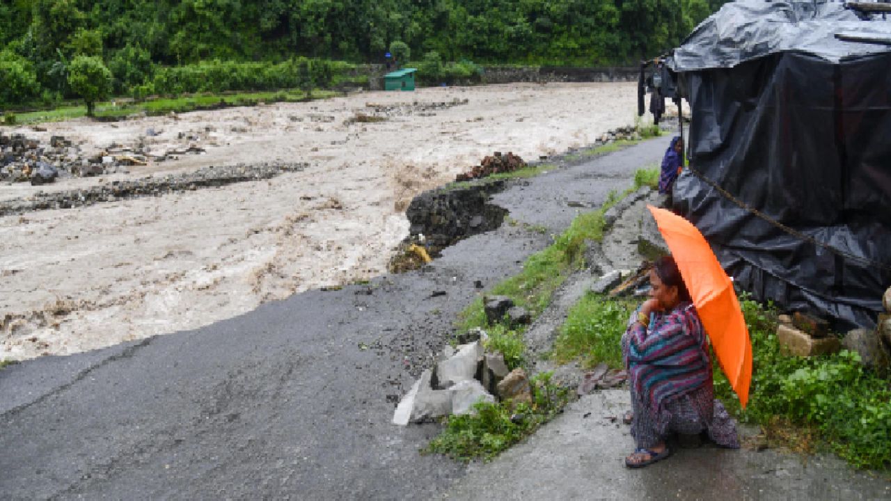 Weather Update: उत्तराखंड में मूसलधार बारिश से भारी तबाही, हजारों लोग प्रभावित