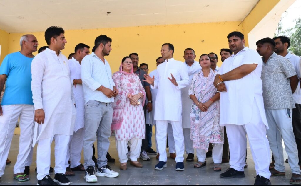 रोहेड़ा के सरकारी विद्यालय में नवीन जिंदल