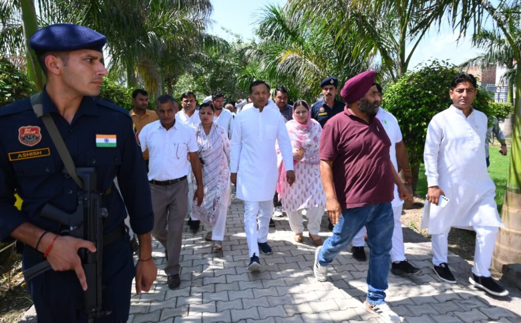 शहीद के घर रोहेड़ा गांव जाते नवीन जिंदल 