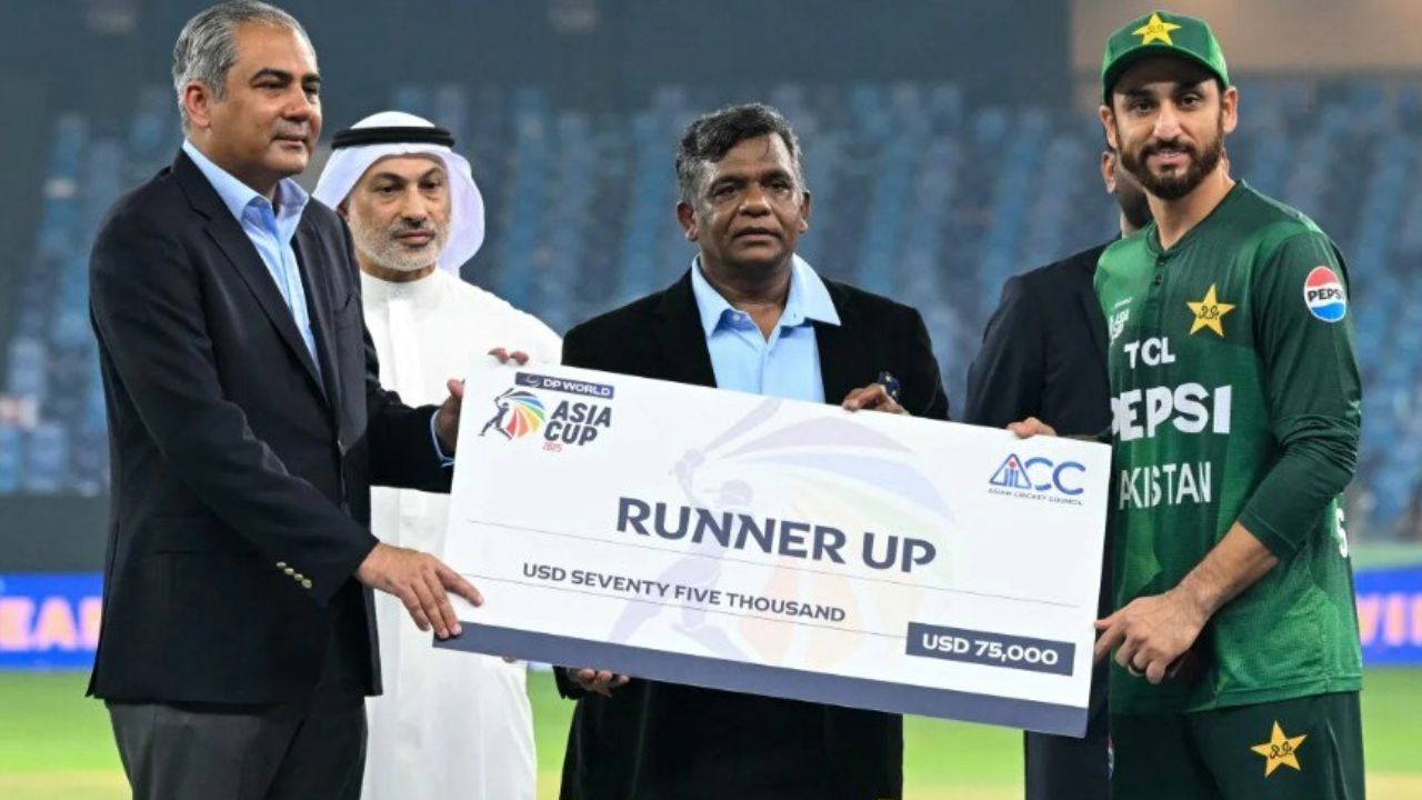 भारत से हार बर्दाश्त नहीं कर पाए पाक कप्तान, रनर-अप चेक फेंककर दिखाया गुस्सा, देखें वीडियो