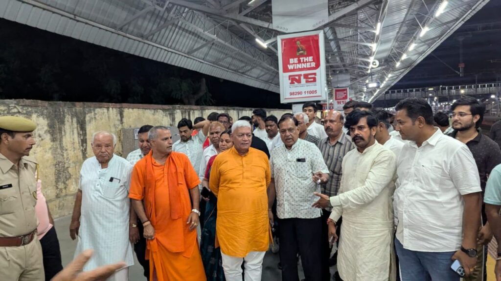 MP Damodar Agarwal reached Bhilwara station