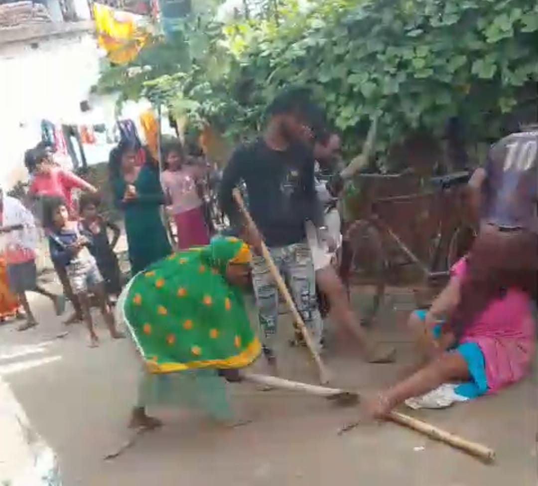 Maharajganj News: पुरानी रंजिश में बेकाबू हुआ खूनी संघर्ष…पति-पत्नी लहूलुहान, मचा हड़कंप,