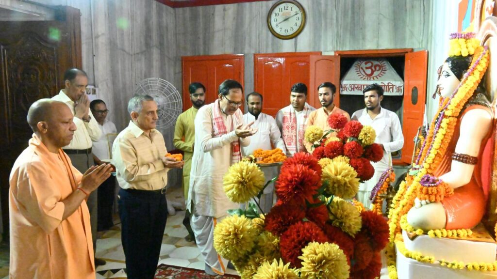 General Anil Chauhan offered prayers at Gorakhnath temple