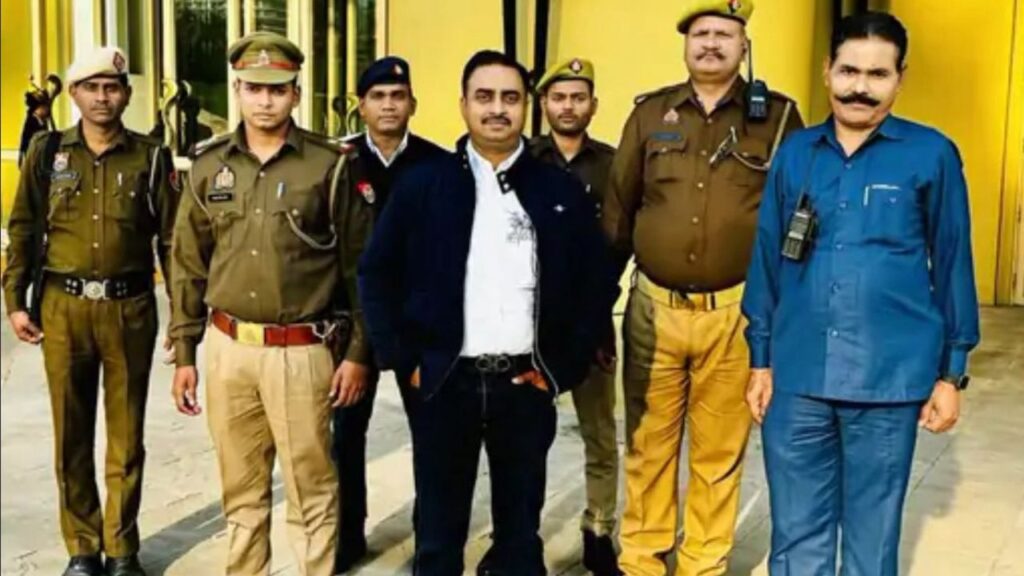 He used to commit fraud by posing as a fake IAS officer