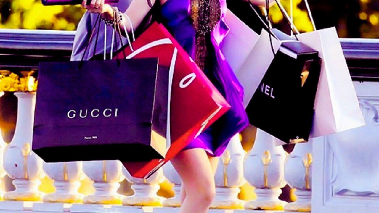 The trend of luxury shopping is increasing among the youth (Img: Google)