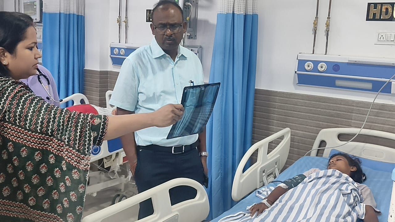 सिंदुरिया गोलीकांड: घायल बच्चियों से मिलने अस्पताल पहुंचे DM, कहा-दोषी को बख्शा नहीं जाएगा