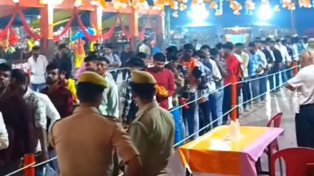 Crowds of devotees gathered for darshan